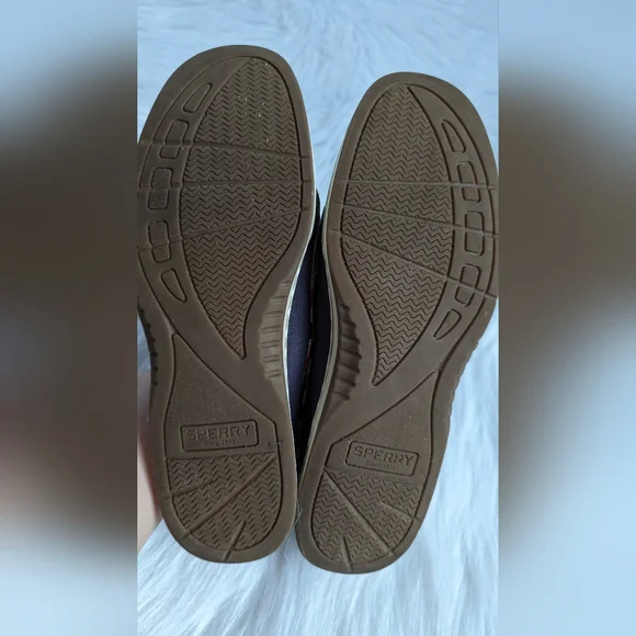 Beautiful classic feminine navy blue Sperry's. SIZE 7.5. - Picture 7 of 8